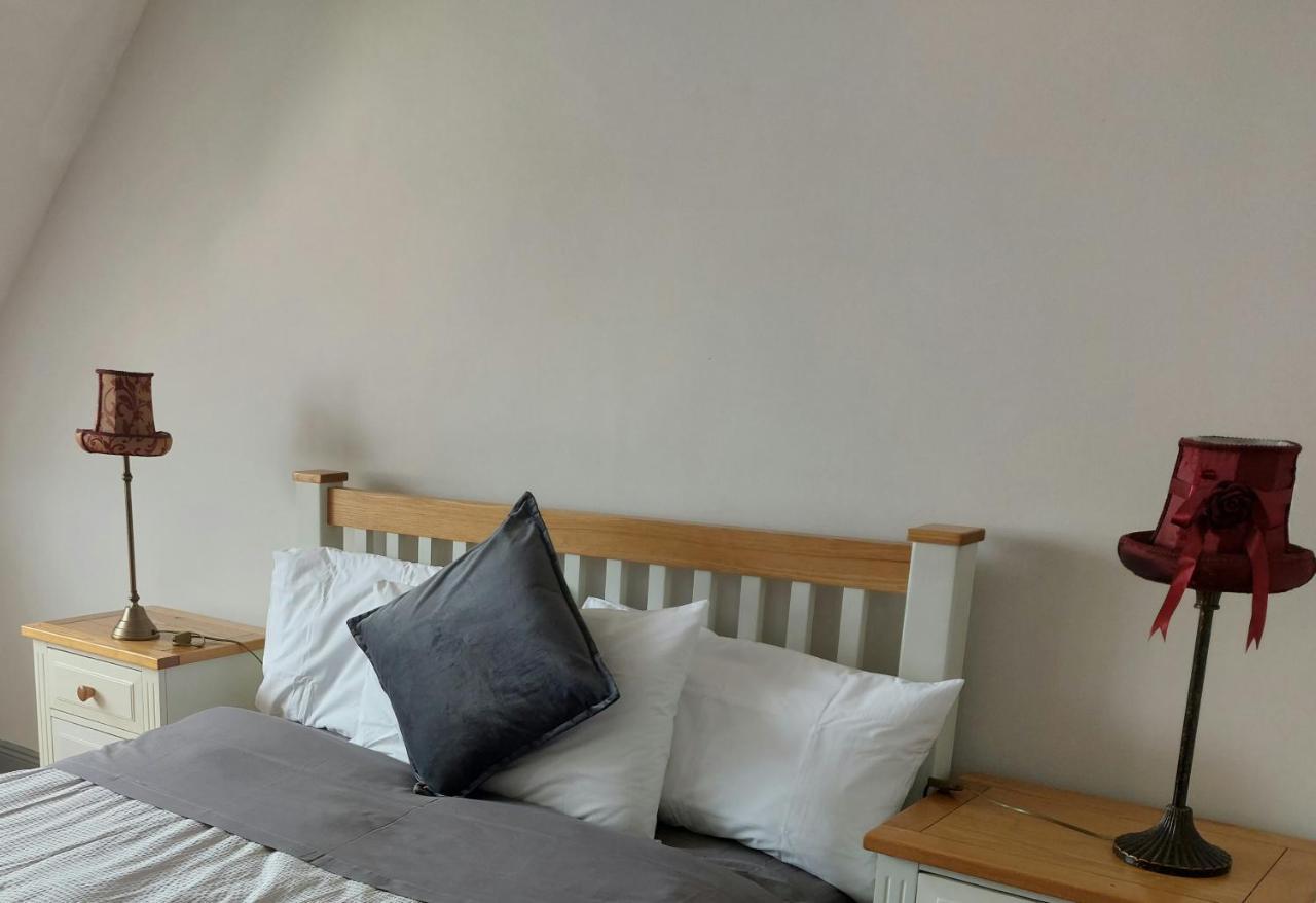 Cathedral Court Apartment เอนนิส ภายนอก รูปภาพ