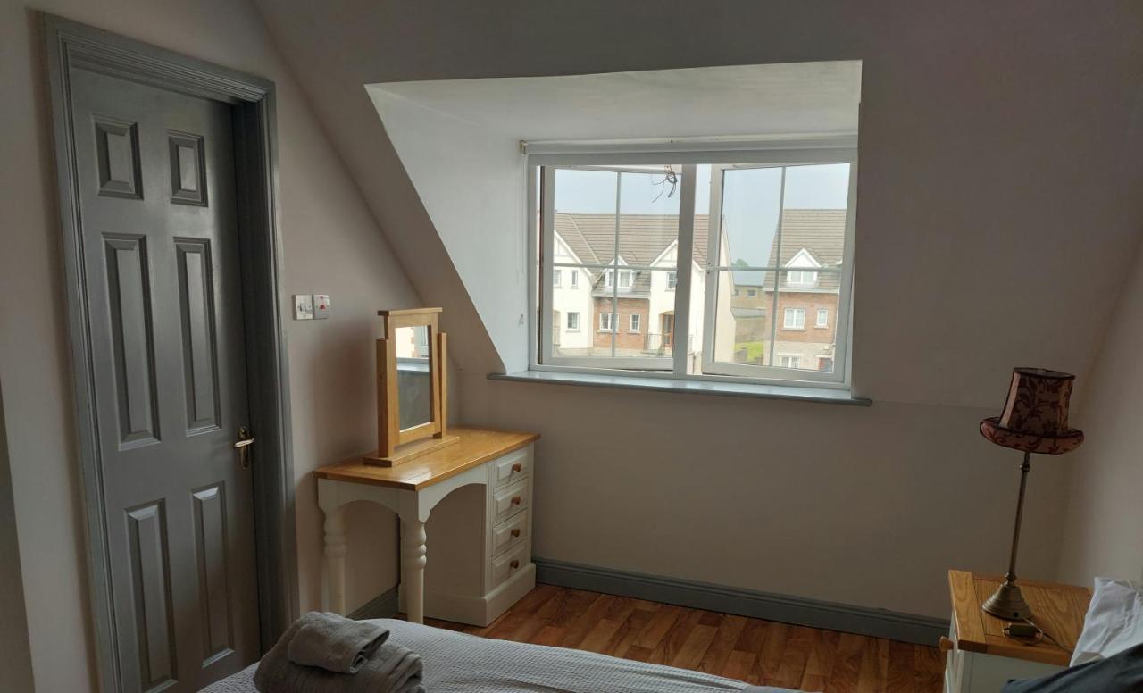 Cathedral Court Apartment เอนนิส ภายนอก รูปภาพ