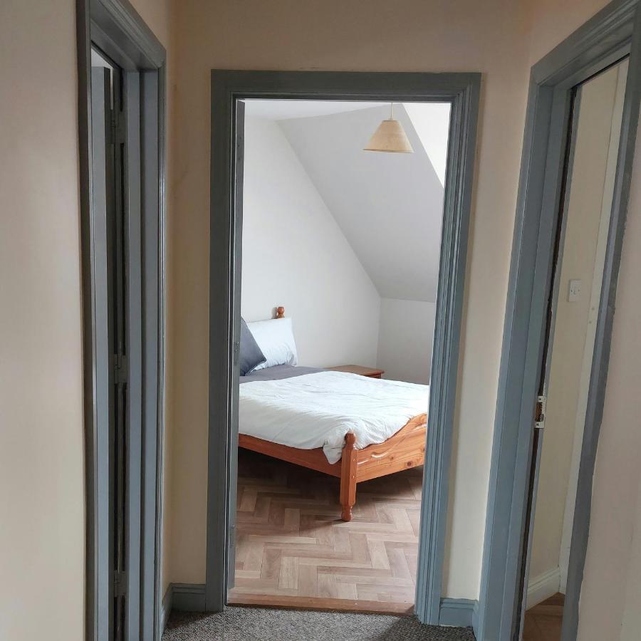 Cathedral Court Apartment เอนนิส ภายนอก รูปภาพ