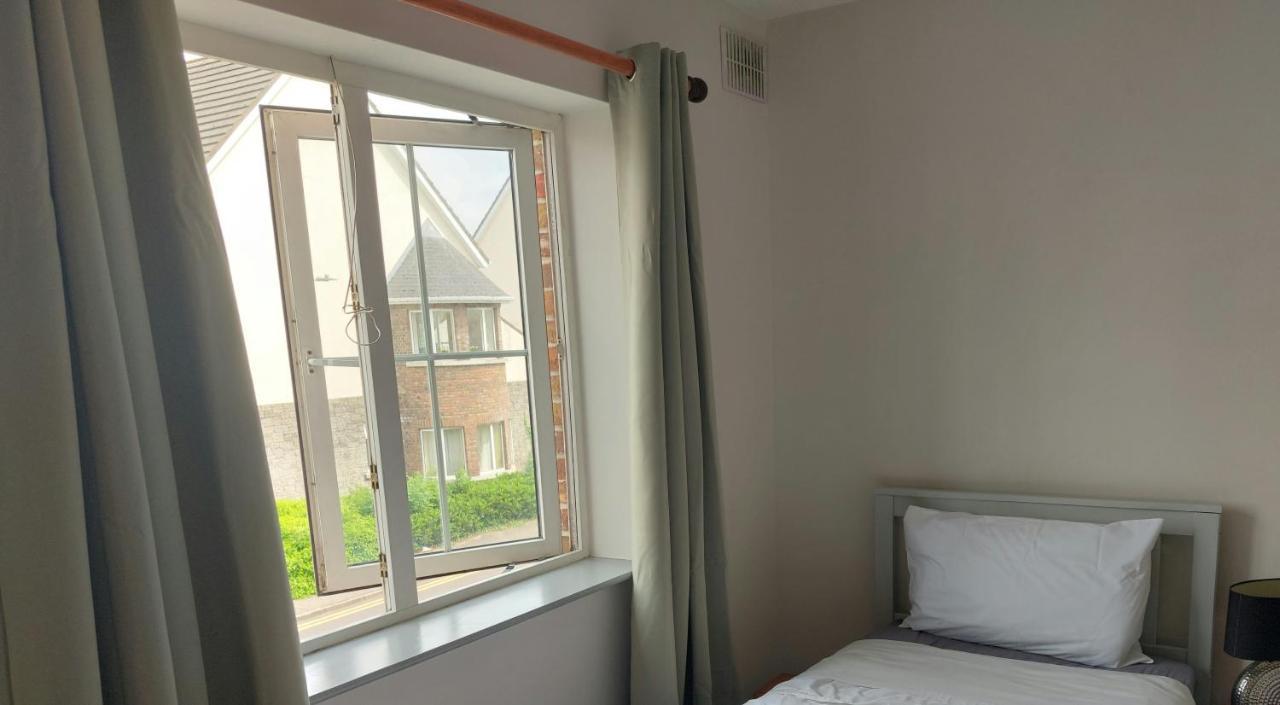 Cathedral Court Apartment เอนนิส ภายนอก รูปภาพ