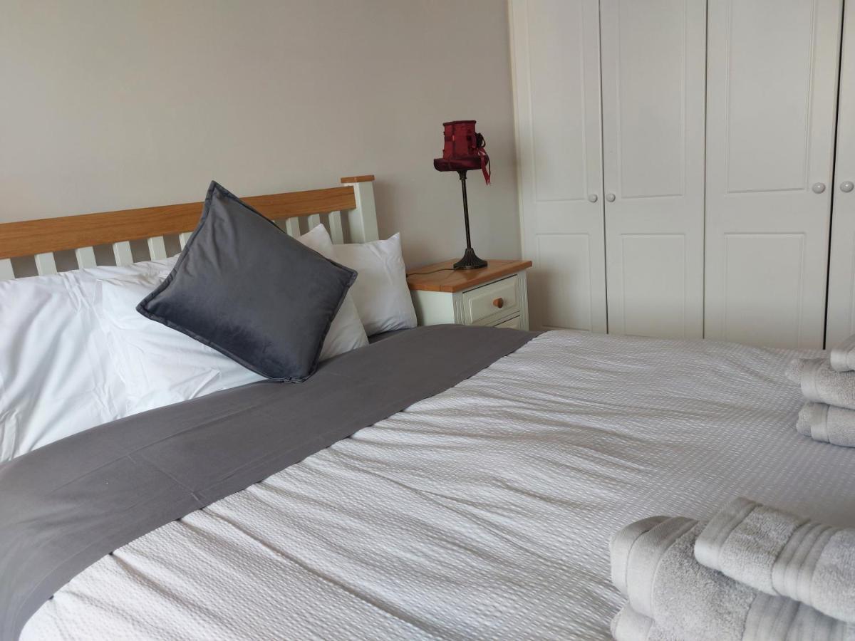 Cathedral Court Apartment เอนนิส ภายนอก รูปภาพ